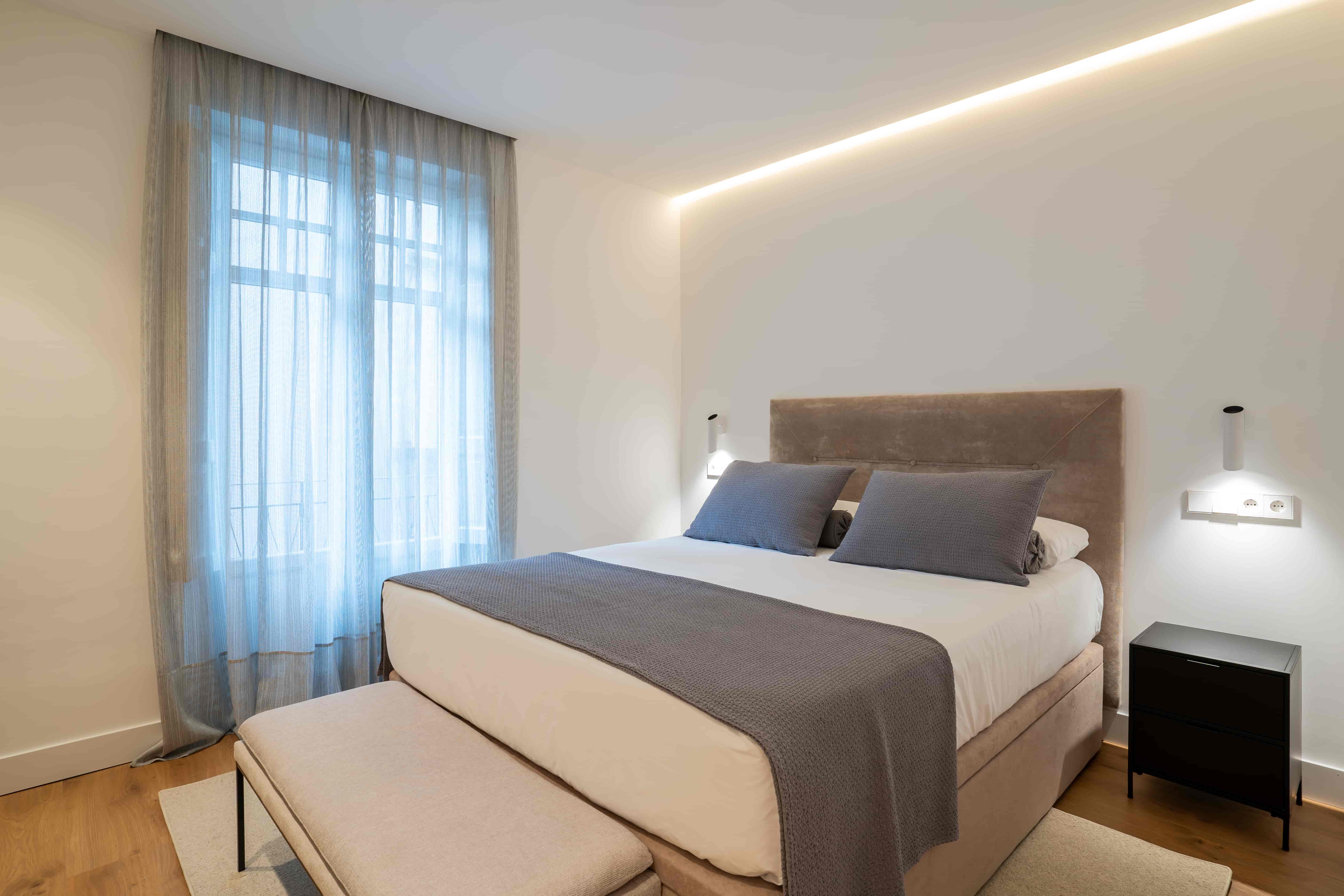 habitación con ventana en el centro de oviedo