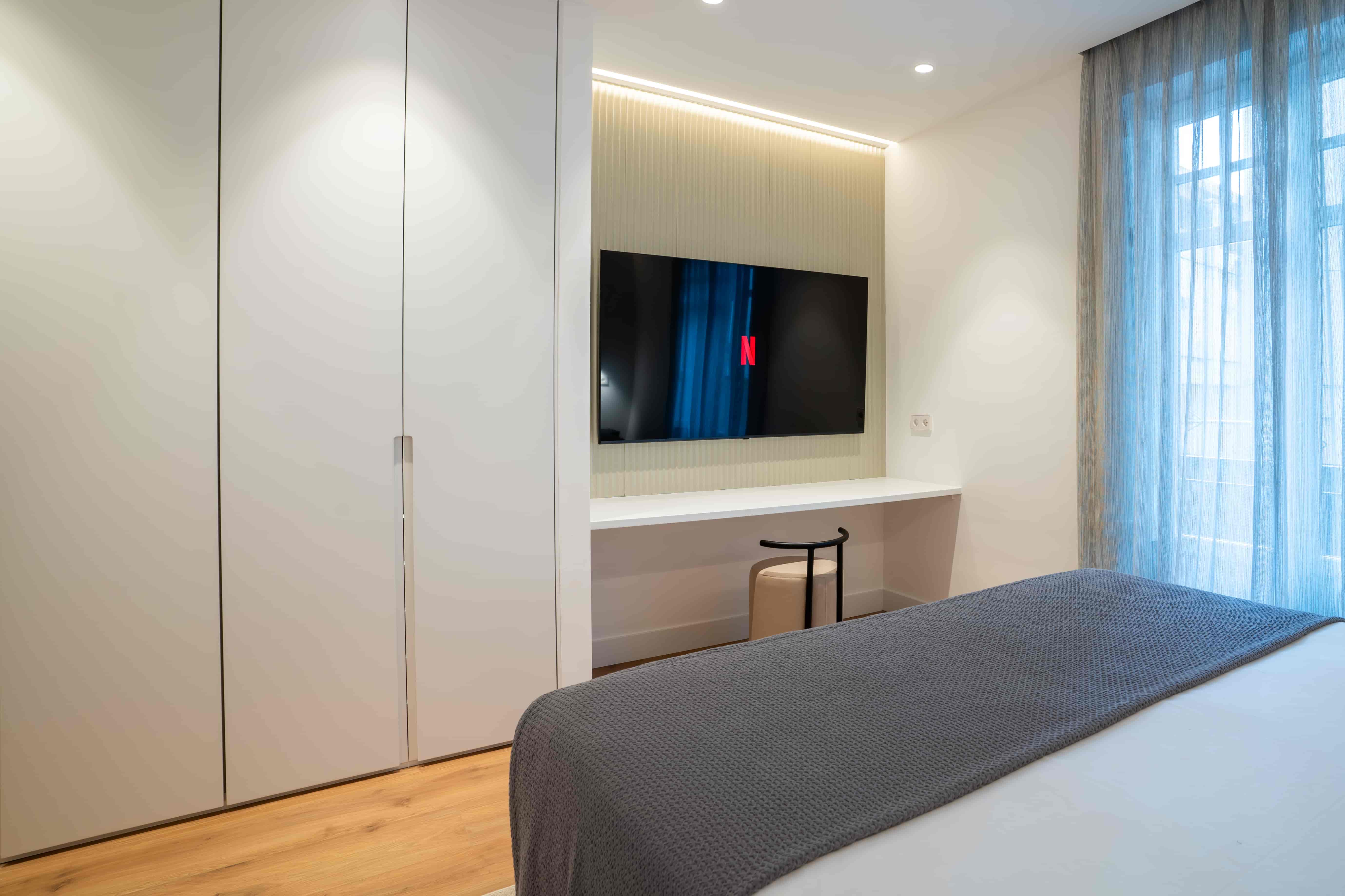 habitación doble con television wifi y netflix en el centro de oviedo