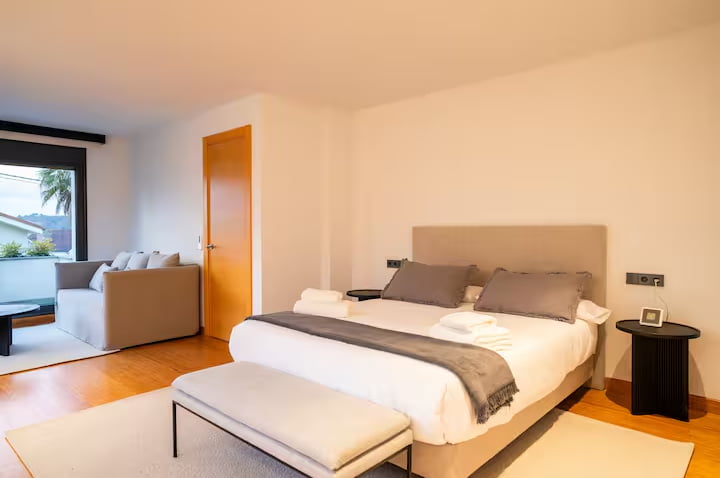 alquiler de chalet en meres, vista de habitación cama king size