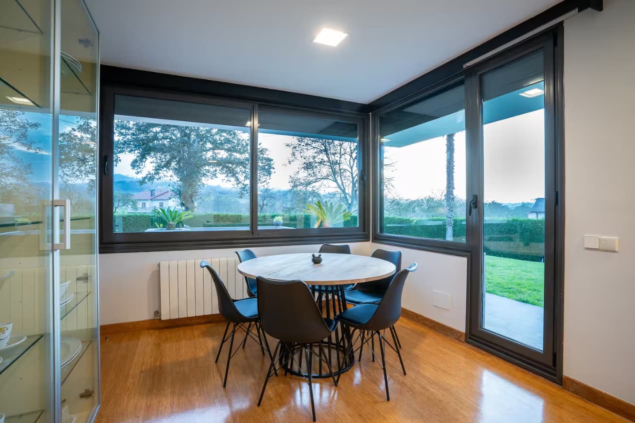 cocina con vistas al jardín
