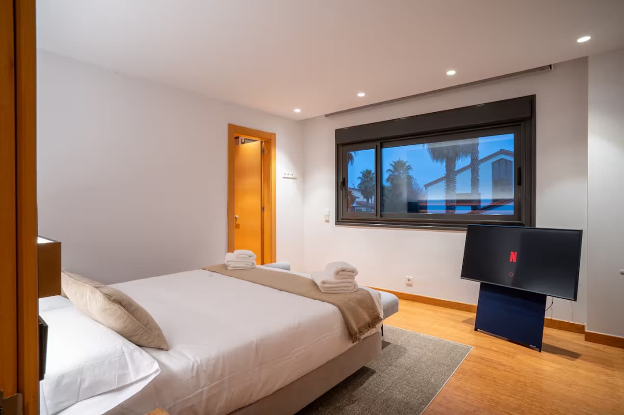 habitación con televisión y netflix