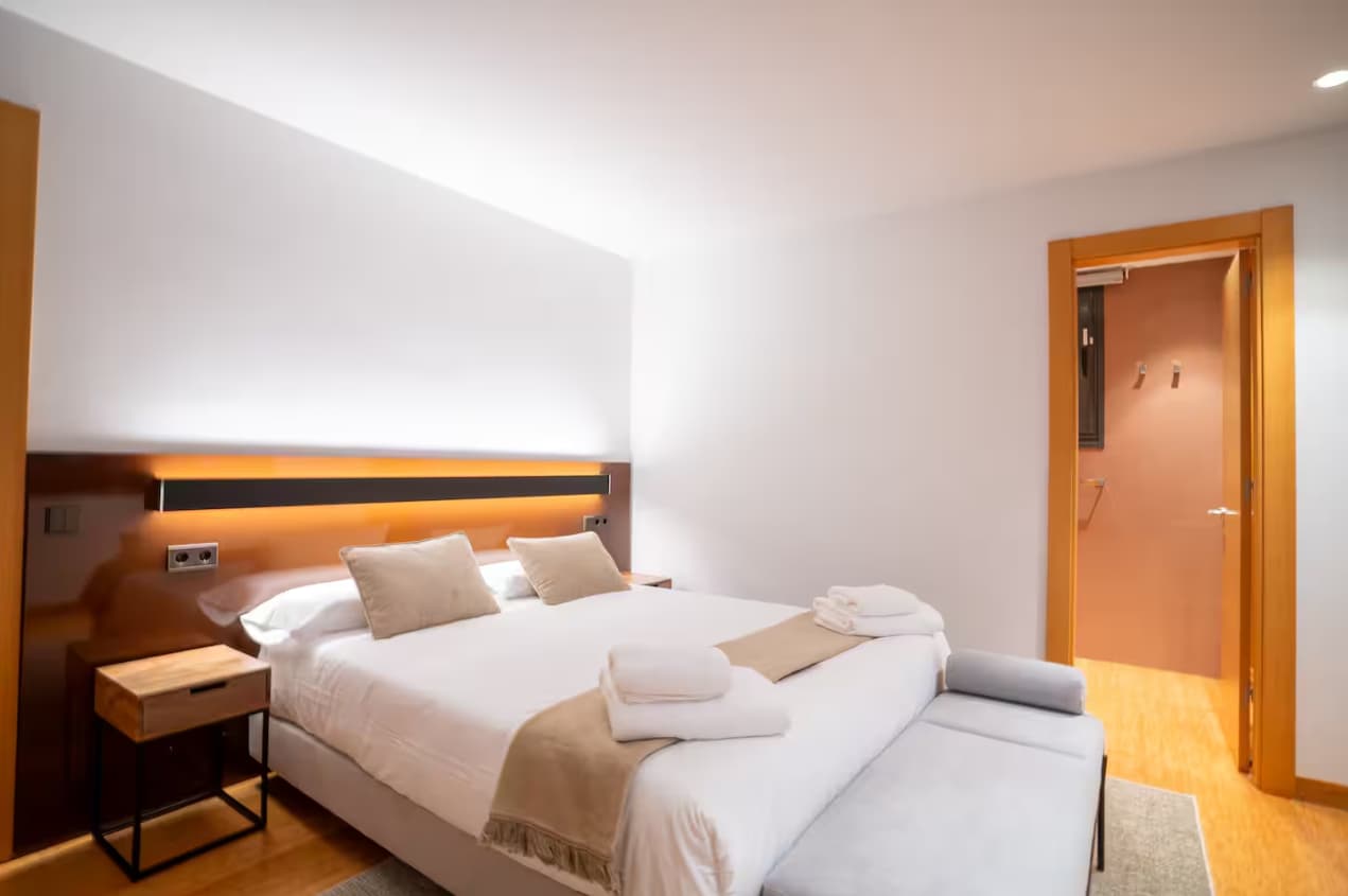 habitación doble reformada en el chalet en meres