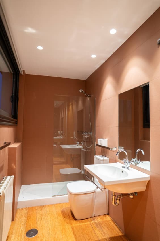 baño con ducha en el chalet