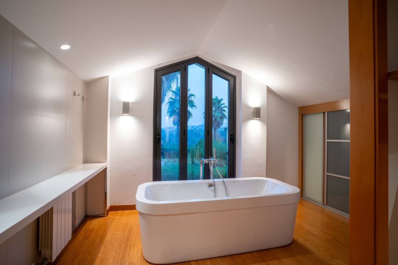 bañera totalmente reformada y ventanales