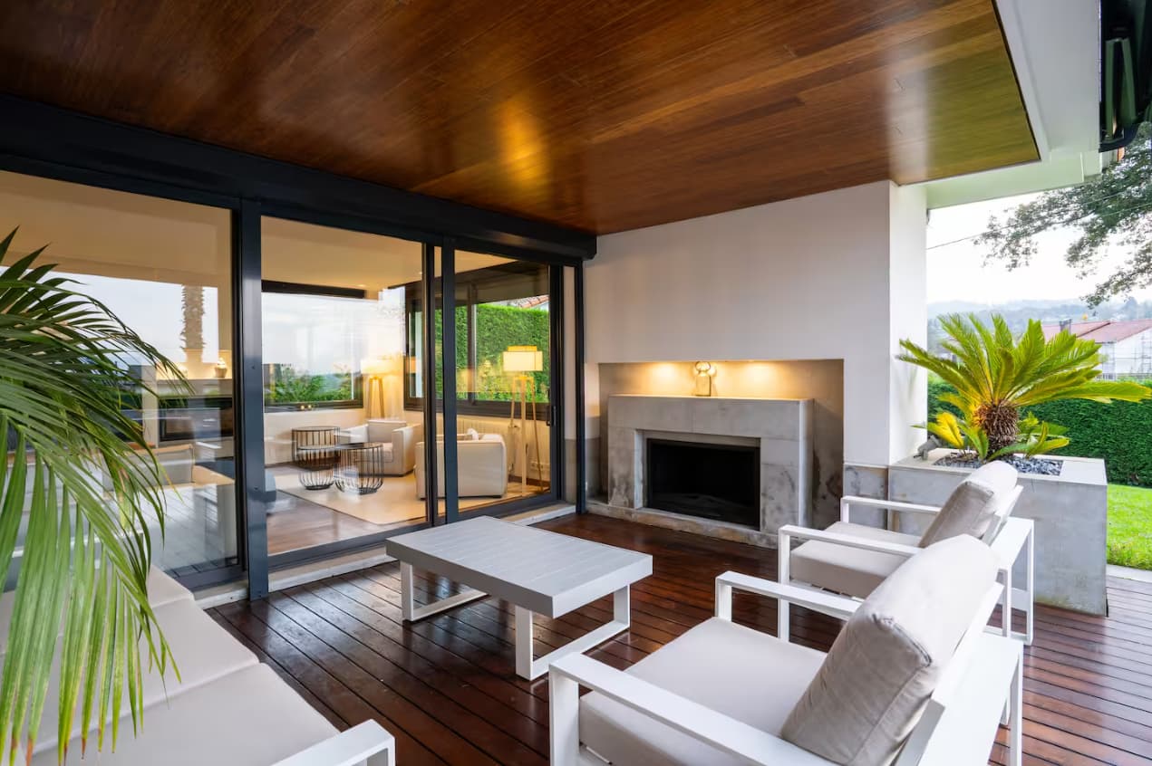 terraza con chimenea en el chalet en meres
